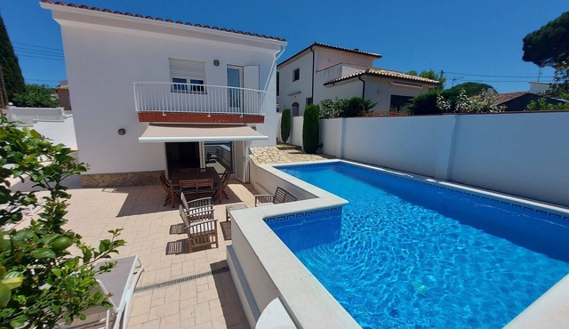 Magnificent private pool villa with free wifi near the beach