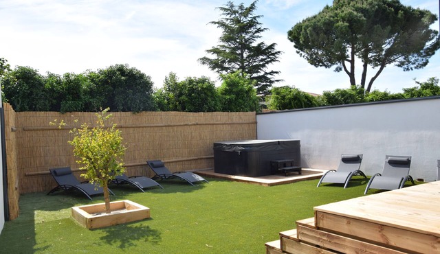Maison Grenadier, Climatisee Avec Terrasse, Jardin ET Jacuzzi Prive in Saint-Just