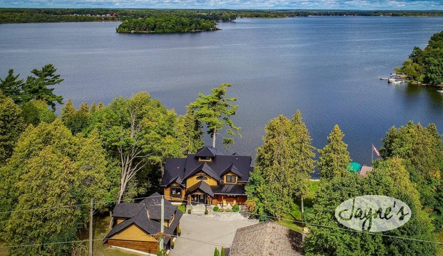 Majestic 5bdrm 5bath post & beam cottage on Chemong Lake!