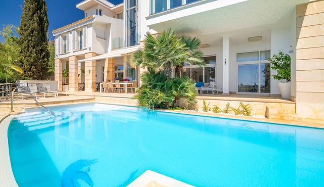 Mamatita - with private swimming pool