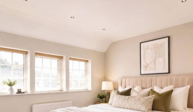 Manor Road Retreat | Modern | Sleeps 5