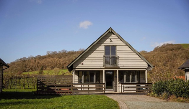 MAPLE LODGE, pet friendly, with hot tub in Llangunllo