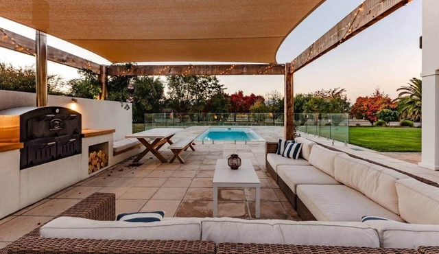 Marlborough Estate: Pool, Spa, Tennis & Pizza Oven