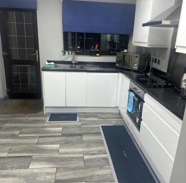 Marvel Abbeywood, Luxury 3 bedroom House with parking, 2mins walk to Elizabeth Line