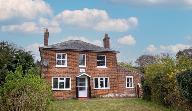 Mere Cottage - sleeps 6 guests in 3 bedrooms