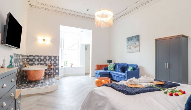 MEWS RETREAT, pet friendly, character holiday cottage in Camborne