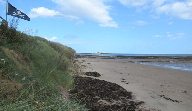 MIDDLE COTTAGE, pet friendly, with open fire in High Hauxley