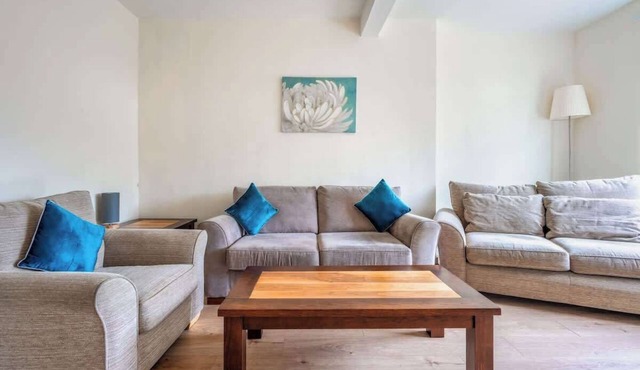 Millfield House -2 Bed in Motherwell near Motorway