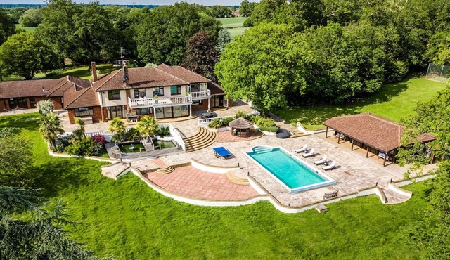 Mimmshall Mansion - Five Bedroom Villa, Sleeps 14