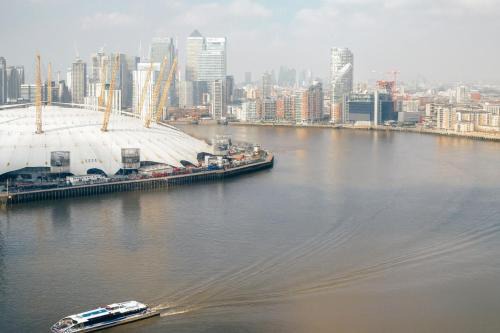 Modern 1 Bed Royal Docks Flat Near Excel & O2