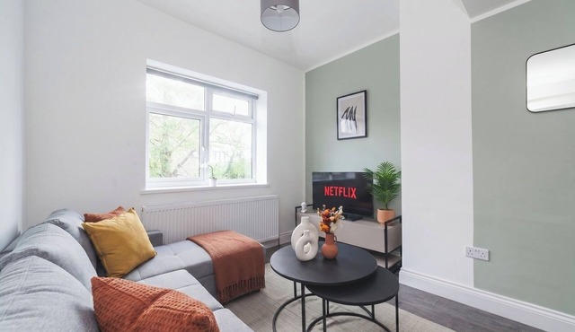 Modern 2-Bed Flat Golders Green Free Parking