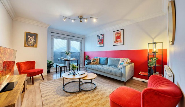 Modern 2 Bed Flat with Free Parking