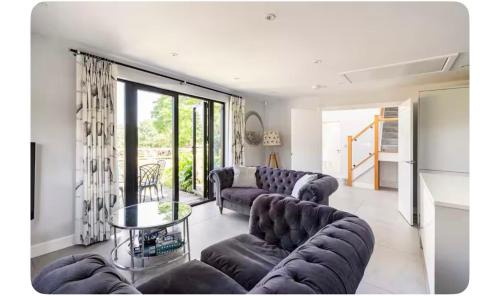 Modern 2 bed home in idyllic location sleeps 6 Superfast WiFi with onsite Gym