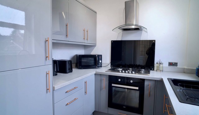 Modern 2 Bedroom Home in Edinburgh, Free Parking