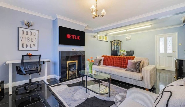 Modern 2BR House | Garden & Parking | Sleeps 4