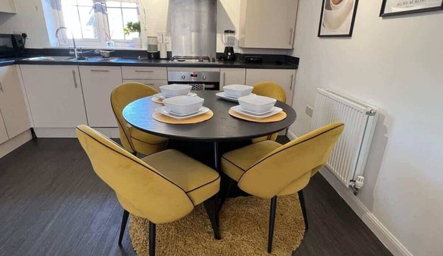 Modern 2BR I Sleeps 6 I Near Bluewater I Fast WiFi