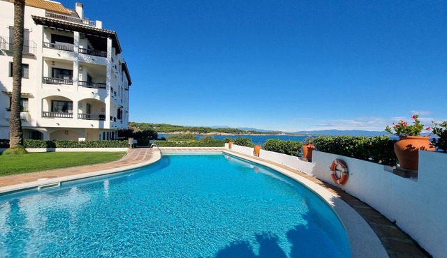 Modern 3-bedroom apartment 50m from the beach with pool