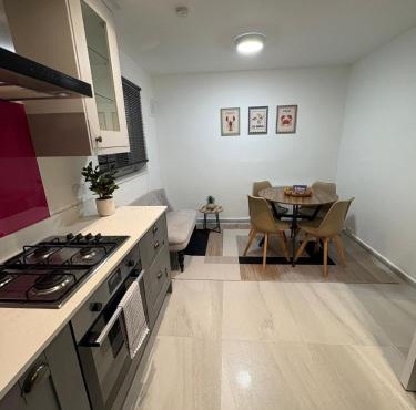 Modern 3 bedroom Apartment, Sleep 5