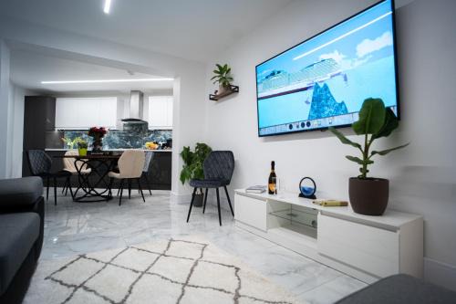 Modern 3 Bedroom House with Garden and Free Parking Long Stay Friendly