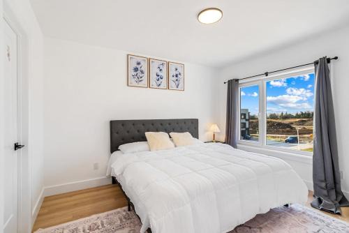 Modern 3BR House, King, 2 Queens, Parking