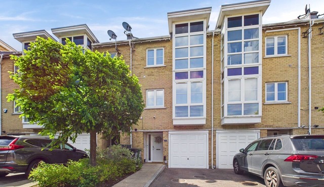 Modern 3BR Townhouse | Self Check-In | Sleeps 6 | 35min Direct Train to London