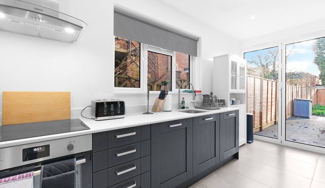 Modern 4 Bedroom Apartment in London with Parking + Garden