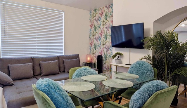 Modern 4-Bedroom Flat in RM9 Ideal for Groups