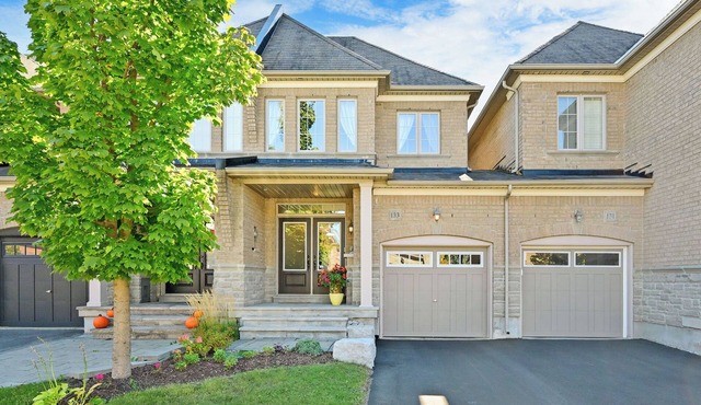 Modern 4-Bedroom Townhouse – Near Wonderland, Vaughan Mills & Hospital