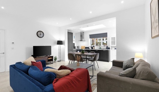 Modern 4 Beds Apt. in London with Parking + Garden