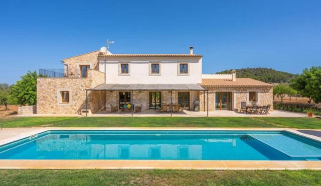 Modern and new rural house with stunning views. Sun and relax