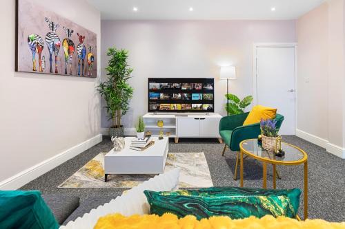 Modern and spacious 2-Bedroom London Flat - King Bed- Sleeps 6 - Parking Available - Instant Book & self check-in