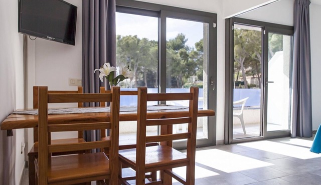Modern Apartment, Beach 150m, Pool, A/C, Wi-Fi, Parking Available