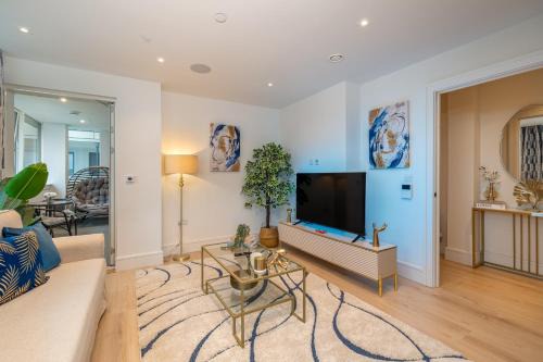 Modern Apartment Cinema, Gym & Games Access