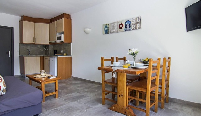 Modern Apartment, Renovated in 2016, Near Beach, Pool, Parking, Free WiFi, A/C Included