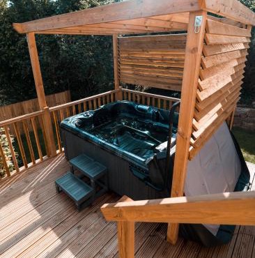 Modern Bungalow, Hot Tub, Work & Family Stays
