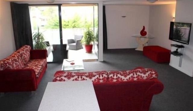 Modern, cosy and spacious apartment within walking distance to Hot Pools.