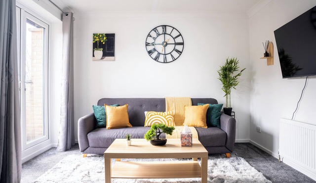 Modern Deluxe Apartment with Balcony. Family Friendly Central Location!