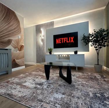 MODERN DELUXE AIRPORT APARTMENT, FREE PARKING, LUXURY Interior, MEDIA WALL, Near Luton Parkway & M1, Sleeps 4 Guests, GARDEN