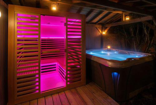 Modern Detached Home with Hot Tub & Infrared Sauna