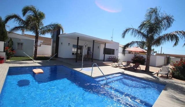 Modern equipment, large pool, air conditioning, 4 bicycles for free use - Casa José -