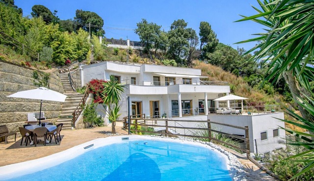 Modern Mestral - a few km to the beach!