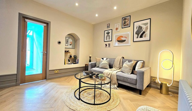 Modern Gem with free parking