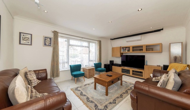 Modern House with AC 4 Parking & Transport Links - Pass the Keys