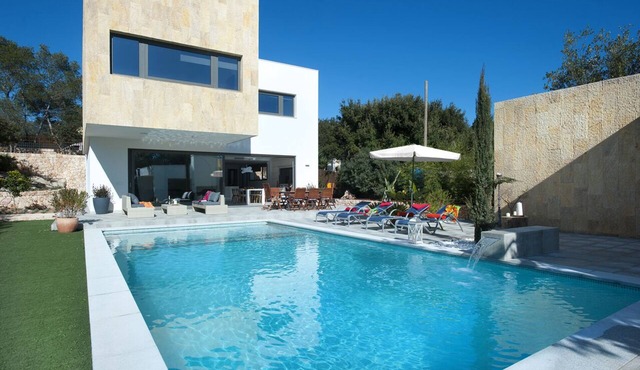 Modern Luxury Villa with Heated Pool, Outdoor Jacuzzi & 4 En-Suite Bedrooms