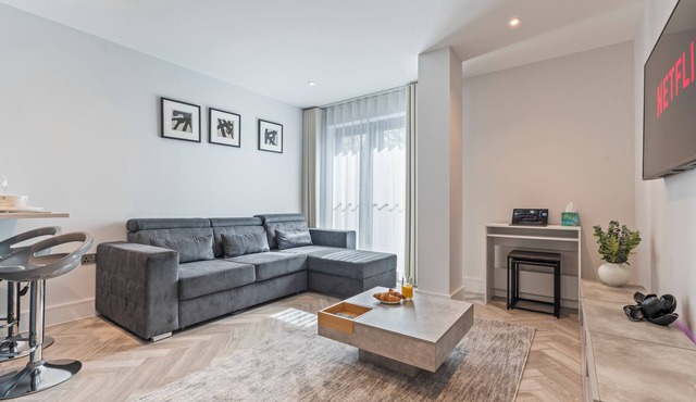 Modern Luxury 1-Bed Apartment London (2 minutes away from station)
