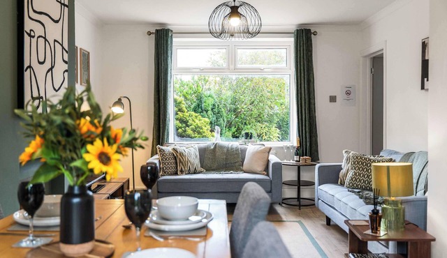 Modern Northwich 3 Bed, Sleeps 6 with FREE Parking