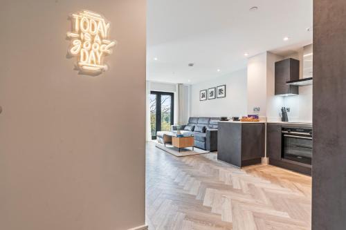 Modern Retreat Steps from Tube Sleeps 4