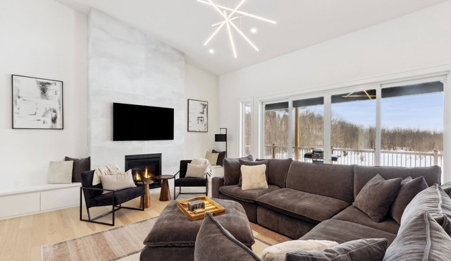 Modern & Spacious Cobble Beach Golf Retreat