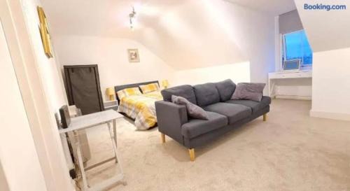 Modern Stay in Ashford Town Centre 5min to Station