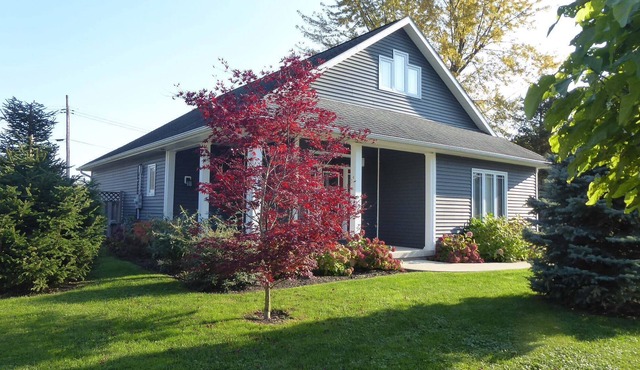 Modern Tranquil Cottage; 2 minutes walk to semi-private quiet beach